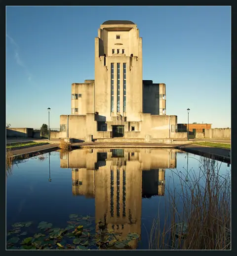 Photo 2: Exterior