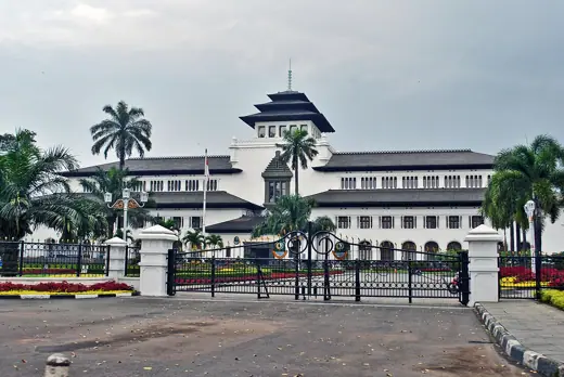Photo 2: Exterior