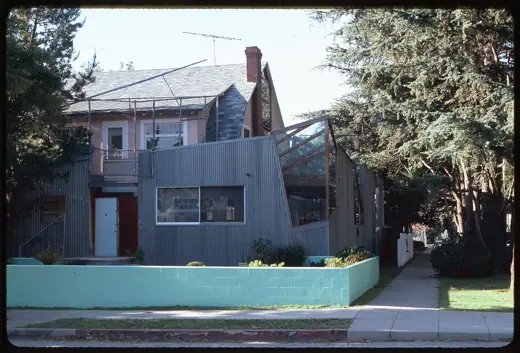 Photo 2: Exterior