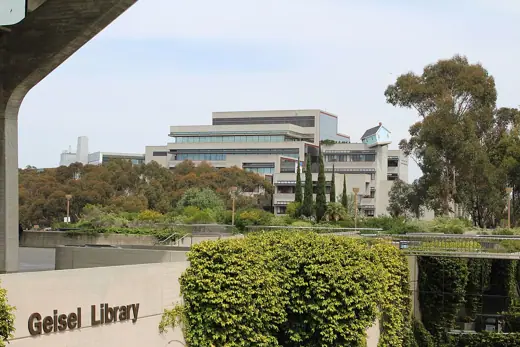 Photo 4: Exterior
