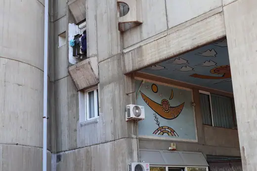 Photo 2: Exterior