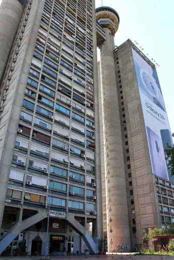 Photo 4: Exterior