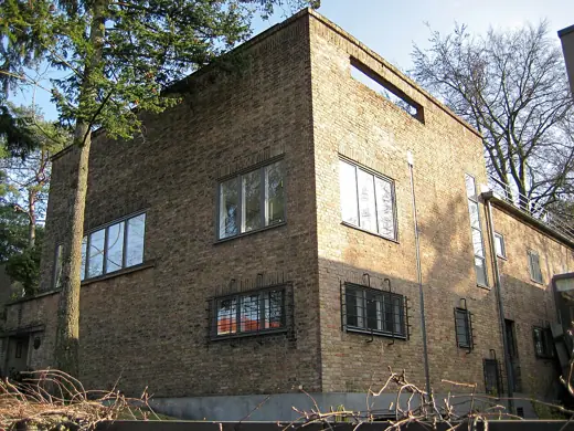 Photo 1: Exterior