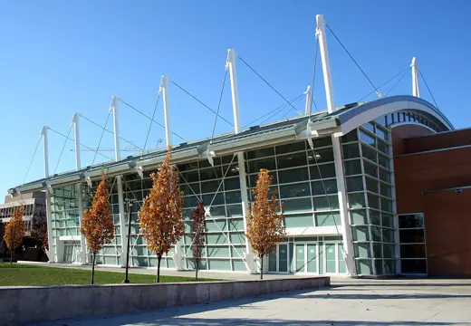 Photo 1: Exterior