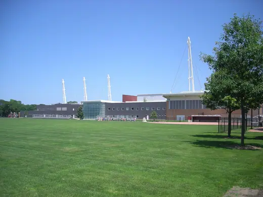 Photo 2: Exterior