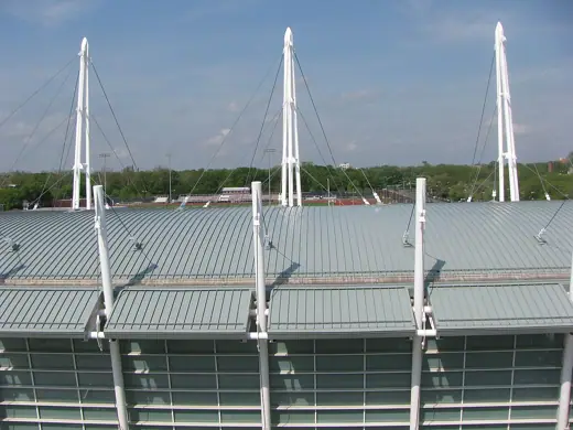 Photo 4: Exterior