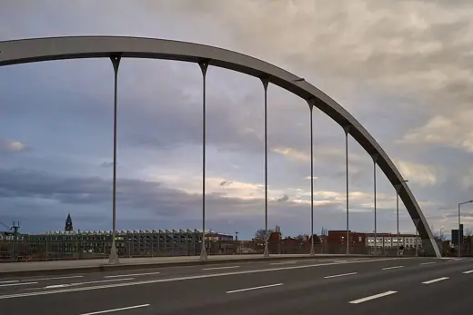 Photo 4: Exterior · Bahnhofsbrücke in Dessau mit Blick zum Bundesumweltamt und zur Petruskirche