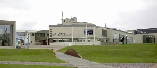 Photo 2: Exterior
