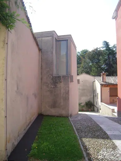 Photo 3: Exterior