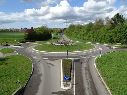 Photo 3: Exterior · Kreisverkehr Konrad-Adenauer-Straße, Willy-Brandt-Allee und Allmendstraße beim Glaspalast Sindelfingen