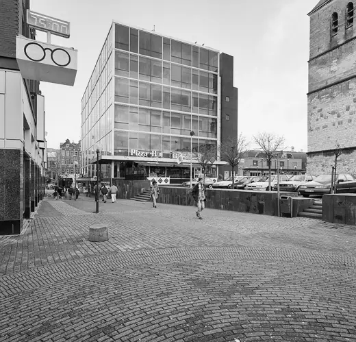 Photo 4: Exterior · Glaspaleis, Voormalig Warenhuis Schunck: Exterieur overzicht glaspaleis