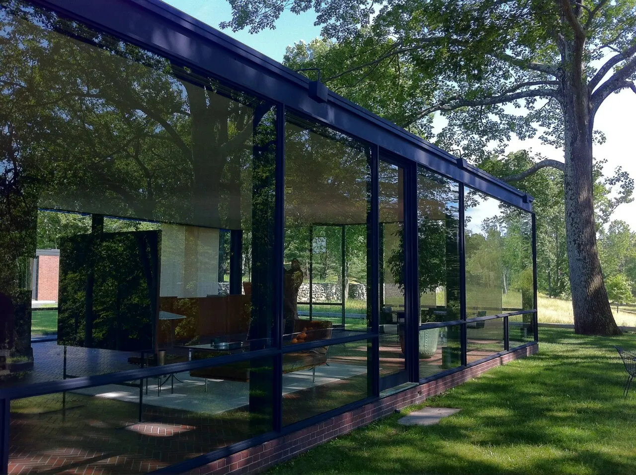 Glass House: Exterior · reflejo del vidrio
