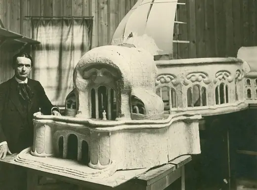 Photo 8: Model · Rudolf Steiner mit Modell des ersten Goethanums am 16