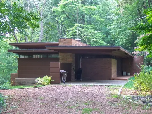 Photo 1: Exterior