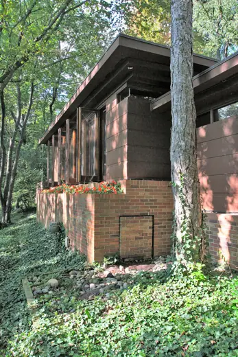Photo 2: Exterior