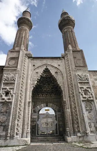 Photo 3: Exterior