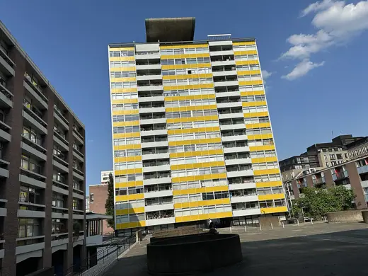 Photo 1: Exterior