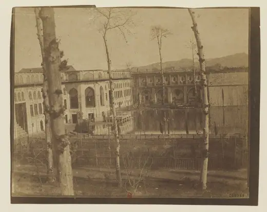 Photo 3: Exterior · Téhéran, palais, cour du lac Golestan