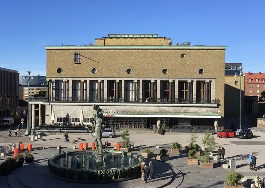 Photo 2: Exterior
