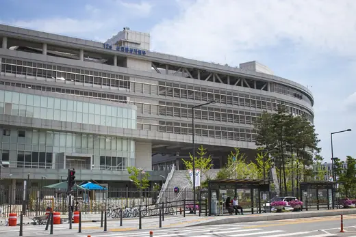 Photo 2: Exterior