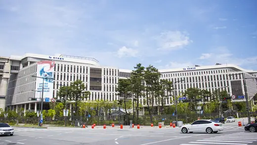 Photo 3: Exterior
