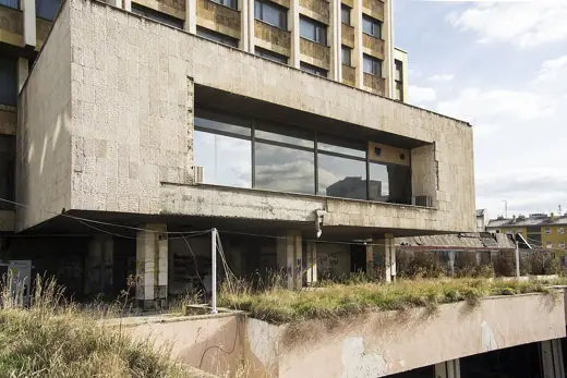 Photo 3: Exterior