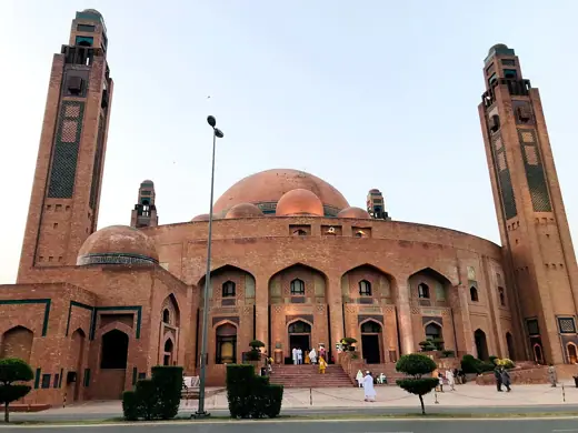 Photo 1: Exterior · Grand Mosque Bahria Town, Pakistan