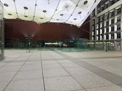 Photo 2: Exterior · Esplanade Grande Arche Défense, Puteaux