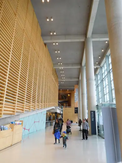 Photo 1: Exterior