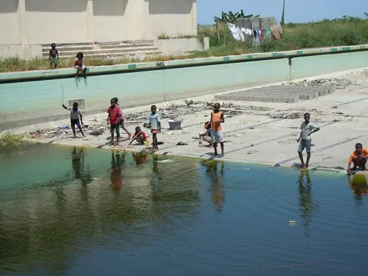 Photo 6: Detail · Current situation of the Grande Hotel, high polluted swimming pool