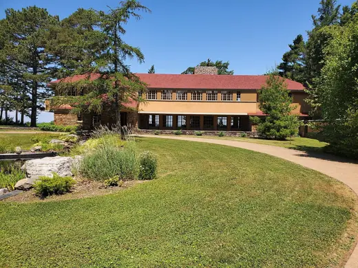 Photo 1: Exterior