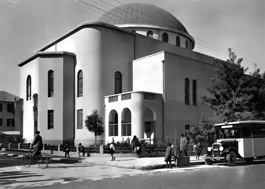 Photo 1: Context · Name: Tel Aviv - The Great Synagogue Description: Tel Aviv - The Great Synagogue on Allenby Street