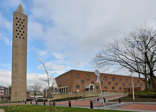Photo 1: Exterior