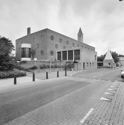 Photo 4: Exterior