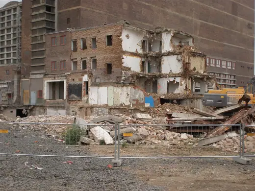 Photo 3: Exterior · Abriss der Annexbauten an der Großmarkthalle 2008 Frankfurt am Main
