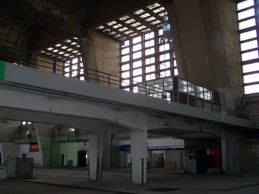 Photo 5: Interior · Northern wall inside the Großmarkthalle (Wholesale Market Hall) in Frankfurt am Main - Ostend , August 2009