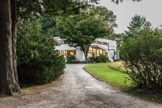 Photo 2: Exterior · Gropius House, Lincoln