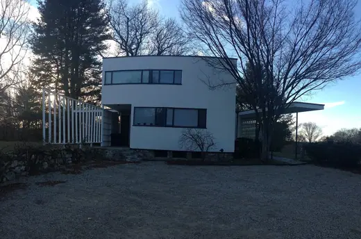 Photo 4: Exterior
