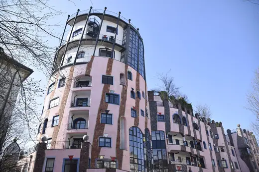 Photo 4: Exterior