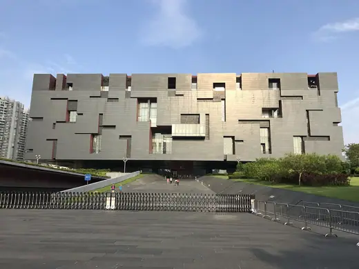 Photo 1: Exterior