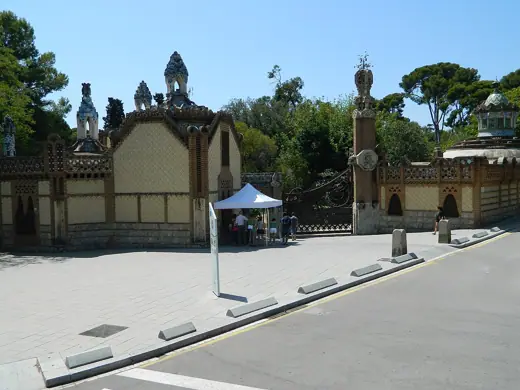 Photo 2: Exterior