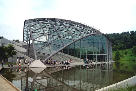 Photo 1: Exterior