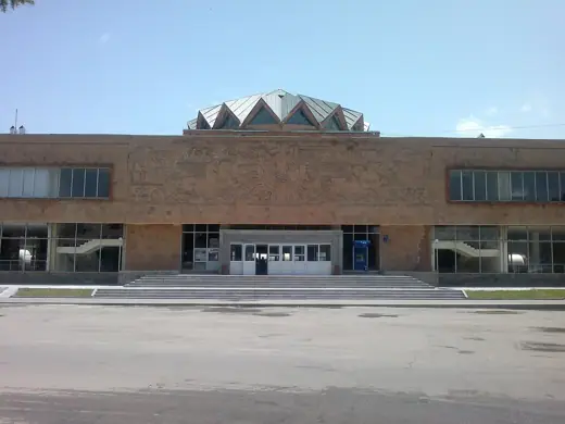 Photo 1: Exterior