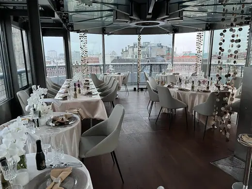 Photo 5: Interior · Für Silvesterfeier 2025/2026 vorbereitetes Restaurant im 8