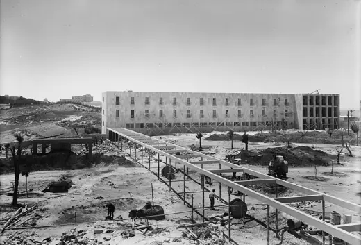 Photo 2: Exterior