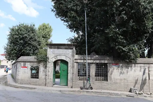 Photo 2: Exterior