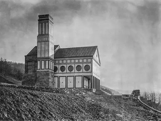 Photo 3: Exterior