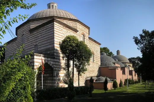 Photo 1: Exterior