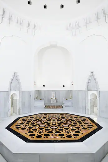Photo 4: Interior