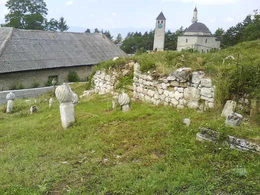 Photo 4: Exterior